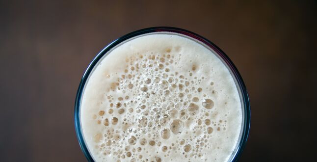 В Германии мужчина потушил пожар в авто с пассажирами c помощью восьми бутылок пива