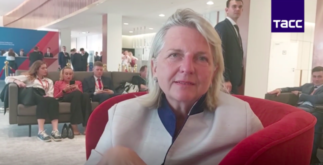 Экс-глава МИД Австрии сказала, что деревня в России лучше, чем Мальдивы