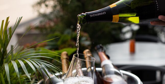 В московском ресторане в сентябре можно заказать бокал шампанского за 670 рублей