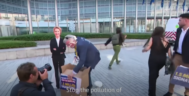 Активисты кинули в генерального директора авиакомпании Ryanair пирог