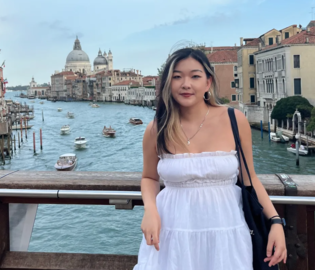 В Венеции американскую туристку пристыдили за откровенное платье
