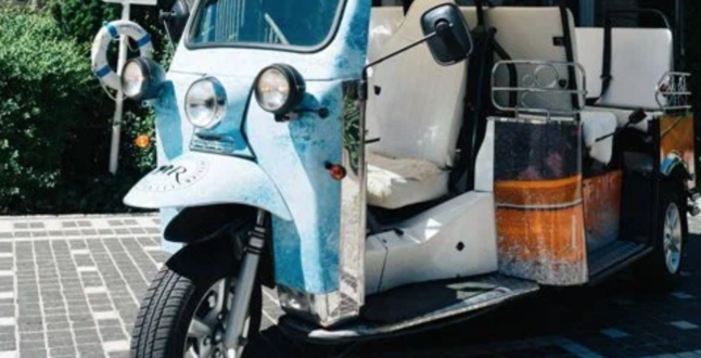 В Цюрихе появились экскурсии на тук-туке с шампанским 