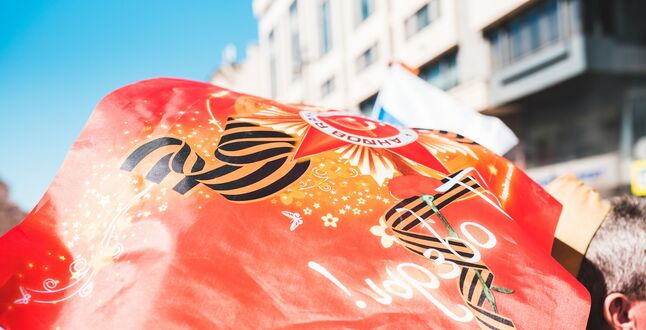 В Эстонии оштрафовали россиянина с георгиевской лентой на машине