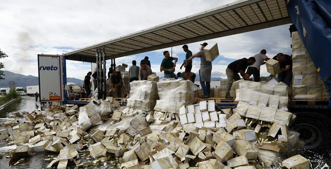 Французские виноделы вылили сотни литров испанской кавы