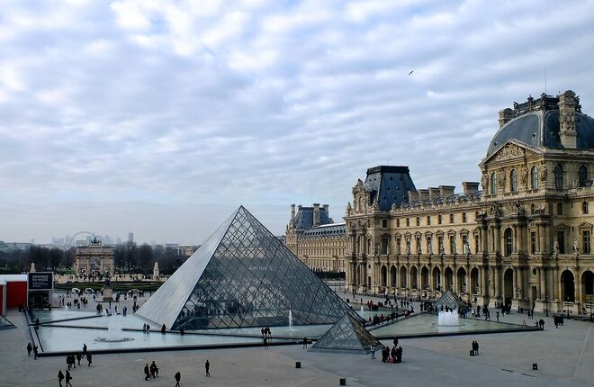 Экоактивисты облили краской пирамиду Лувра