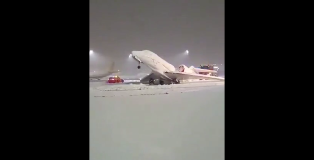 В аэропорту Мюнхена самолет вмерз в полосу из-за мощного снегопада