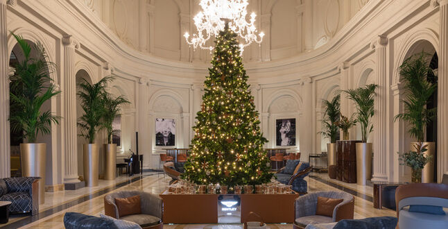 В знаменитом римском отеле появилась елка Bentley | Фото