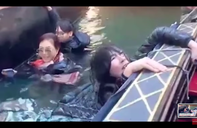 В Венеции перевернулась гондола с группой туристов | Видео В Венеции перевернулась гондола с группой туристов | Видео