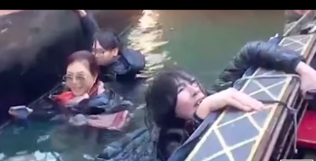 В Венеции перевернулась гондола с группой туристов | Видео