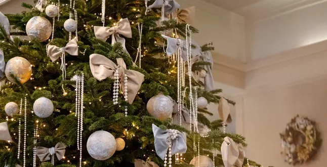 В холле отеля Angleterre появилась благотворительная елка