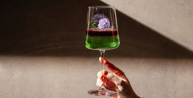 Московский ресторан дарит украшение при заказе коктейля