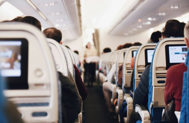 Авиакомпаниям запретят рассаживать семьи в самолетах