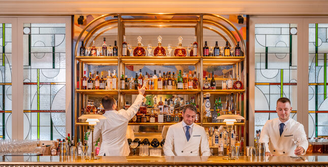 В Брюсселе открылся бар, посвященный Магритту | Фото