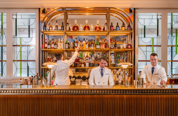 В Брюсселе открылся бар, посвященный Магритту | Фото