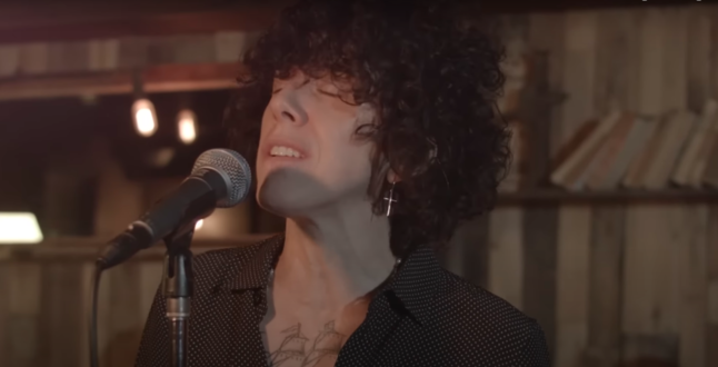 В Литве отменили концерт певицы LP из‑за видео в кофте с российским флагом