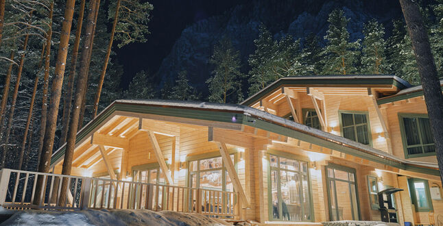 Grand Chalet Altay предлагает отметить 8 марта с игристым в хвойном лесу