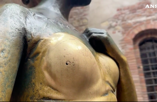 Грудь Джульетты затерли до дыр