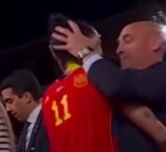 Прокуратура запросила бывшему главе Федерации футбола Испании 2,5 года тюрьмы за поцелуй футболистки