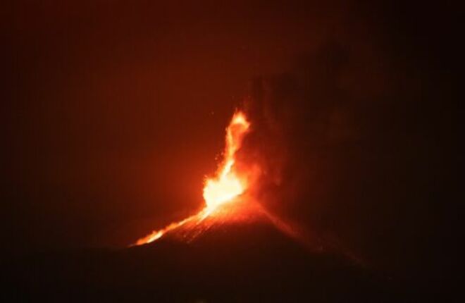 Вулкан Этна начал выпускать паровые кольца