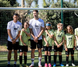 Майкл Оуэн и Фара Уильямс будут учить детей футболу в Греции и Испании