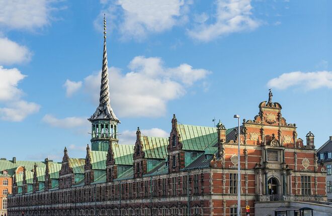 В Копенгагене сгорело здание знаменитой фондовой биржи