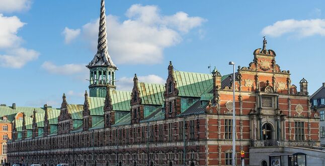 В Копенгагене сгорело здание знаменитой фондовой биржи