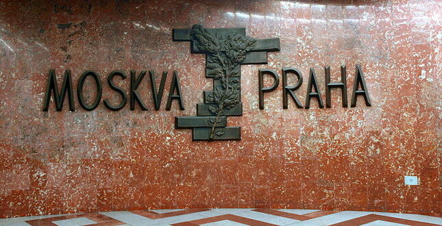 В метро Праги добавят пояснительную табличку к композиции с надписью «Москва — Прага»