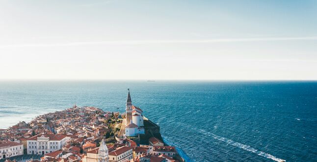 Словения закрывает визовые центры