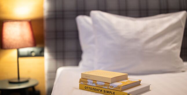 Музей GARAGE подобрал книги для отеля PLES