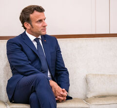 Парламент Франции заблокировал попытку импичмента Макрону