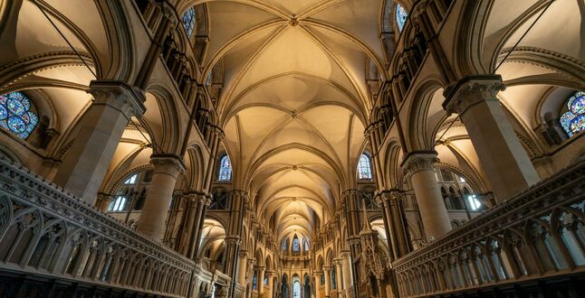 Кентерберийский собор представил необычную граффити-инсталляцию 