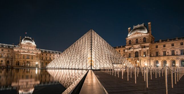 Неизвестные ограбили Лувр