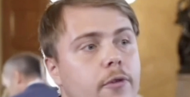 Французский депутат спрятал дорогие часы перед интервью