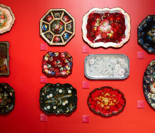 В Царицыно открылась выставка жостовских подносов В Царицыно открылась выставка жостовских подносов