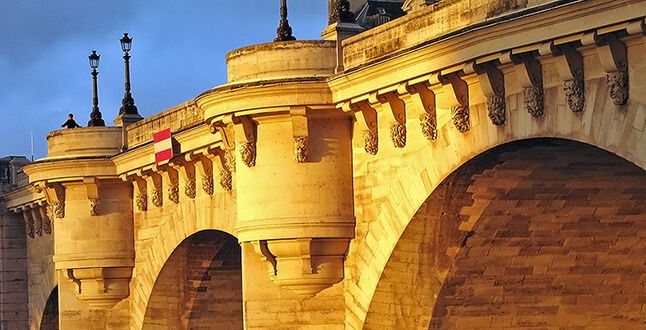 Художник обернет мост в Париже тканью