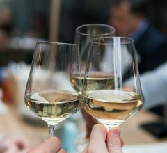 Эксперты посчитали, сколько игристого россияне выпивают в новогоднюю ночь Эксперты посчитали, сколько игристого россияне выпивают в новогоднюю ночь