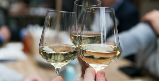 Эксперты посчитали, сколько игристого россияне выпивают в новогоднюю ночь