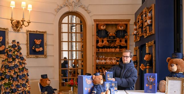 В отеле Ritz Paris появился медведь-швейцар