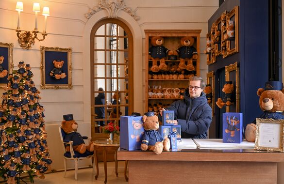 В отеле Ritz Paris появился медведь-швейцар