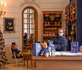 В отеле Ritz Paris появился медведь-швейцар В отеле Ritz Paris появился медведь-швейцар