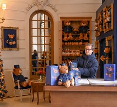 В отеле Ritz Paris появился медведь-швейцар