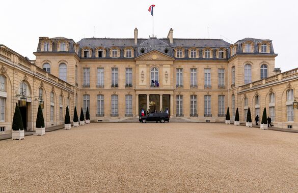 Сотрудника Елисейского дворца осудили за кражу столового серебра