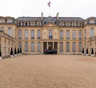 Сотрудника Елисейского дворца осудили за кражу столового серебра