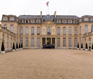 Сотрудника Елисейского дворца осудили за кражу столового серебра