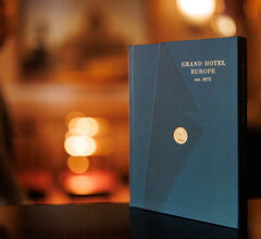 Вышла книга об истории «Гранд Отеля Европа» Вышла книга об истории «Гранд Отеля Европа»