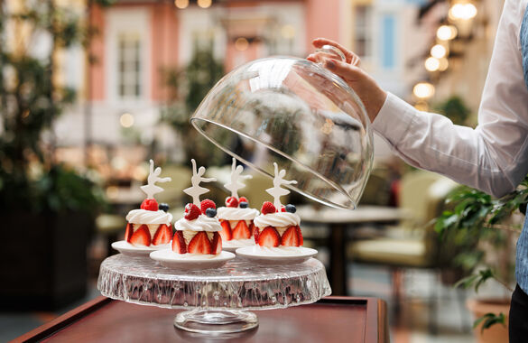 «Гранд Отель Европа» представил десерт «Павлова»