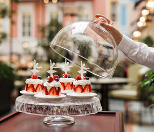 «Гранд Отель Европа» представил десерт «Павлова»