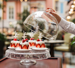 «Гранд Отель Европа» представил десерт «Павлова»