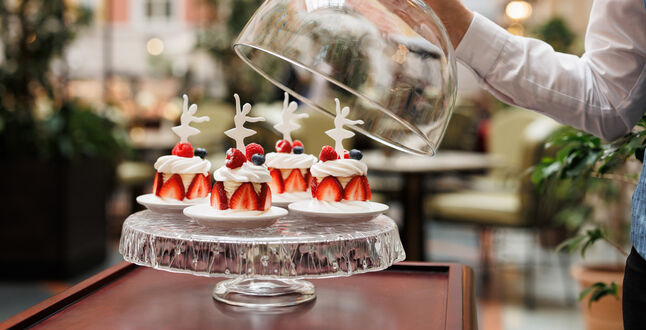 «Гранд Отель Европа» представил десерт «Павлова»