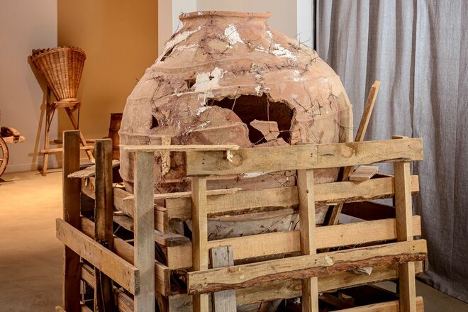 Как называется древнегреческий сосуд, встречающий гостей у входа в «Музей истории вина и виноделия» в Лефкадии?